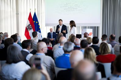 Am 28. Juli 2026 lud Bundeskanzler Christian Stocker (l.) zur Veranstaltung "&Ouml;sterreich im Gespr&auml;ch" in Wien. Im Bild mit Staatssekret&auml;r Alexander Pr&ouml;ll (m.) und Moderatorin Vera Russwurm (r.).