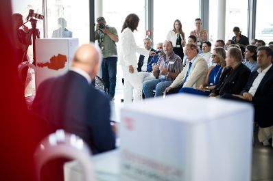Am 28. Juli 2026 lud Bundeskanzler Christian Stocker zur Veranstaltung "&Ouml;sterreich im Gespr&auml;ch" in Wien.