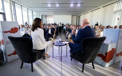Am 28. Juli 2026 lud Bundeskanzler Christian Stocker (r.) zur Veranstaltung "&Ouml;sterreich im Gespr&auml;ch" in Wien. Im Bild mit Moderatorin Vera Russwurm (l.).