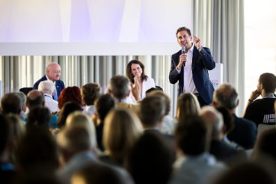 Am 28. Juli 2026 lud Bundeskanzler Christian Stocker (l.) zur Veranstaltung "&Ouml;sterreich im Gespr&auml;ch" in Wien. Im Bild mit Staatssekret&auml;r Alexander Pr&ouml;ll (r.) und Moderatorin Vera Russwurm (m.).