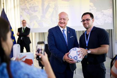 Am 28. Juli 2026 lud Bundeskanzler Christian Stocker (l.) zur Veranstaltung "&Ouml;sterreich im Gespr&auml;ch" in Wien.