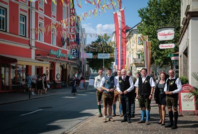 Am 30. Juli 2026 besuchte Bundeskanzler Christian Stocker (4.v.r.) im Rahmen seines Bundesl&auml;ndertages in K&auml;rnten den Villacher Kirchtag.