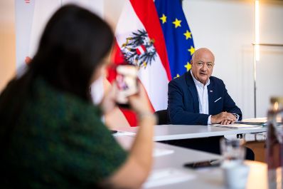 Am 4. August 2026 lud Bundeskanzler Christian Stocker (r.) zur Veranstaltung "&Ouml;sterreich im Gespr&auml;ch" in Graz.