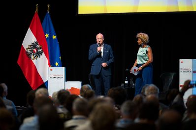 Am 4. August 2026 lud Bundeskanzler Christian Stocker (l.) zur Veranstaltung "&Ouml;sterreich im Gespr&auml;ch" in Graz. Im Bild mit Moderatorin Arabella Kiesbauer (r.).