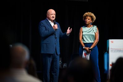 Am 4. August 2026 lud Bundeskanzler Christian Stocker (l.) zur Veranstaltung "&Ouml;sterreich im Gespr&auml;ch" in Graz. Im Bild mit Moderatorin Arabella Kiesbauer (r.).