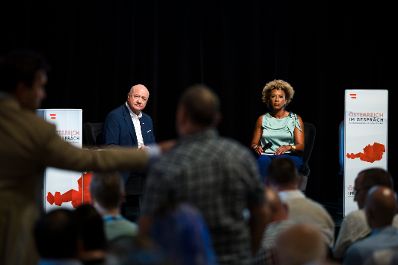 Am 4. August 2026 lud Bundeskanzler Christian Stocker (l.) zur Veranstaltung "&Ouml;sterreich im Gespr&auml;ch" in Graz. Im Bild mit Moderatorin Arabella Kiesbauer (r.).