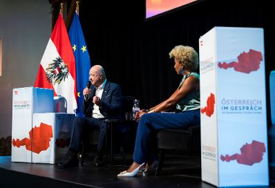 Am 4. August 2026 lud Bundeskanzler Christian Stocker (l.) zur Veranstaltung "&Ouml;sterreich im Gespr&auml;ch" in Graz. Im Bild mit Moderatorin Arabella Kiesbauer (r.).