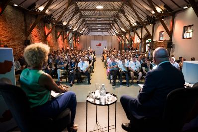 Am 4. August 2026 lud Bundeskanzler Christian Stocker (r.) zur Veranstaltung "&Ouml;sterreich im Gespr&auml;ch" in Graz. Im Bild mit Moderatorin Arabella Kiesbauer (l.).