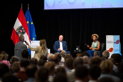 Am 4. August 2026 lud Bundeskanzler Christian Stocker (l.) zur Veranstaltung "&Ouml;sterreich im Gespr&auml;ch" in Graz. Im Bild mit Moderatorin Arabella Kiesbauer (r.).
