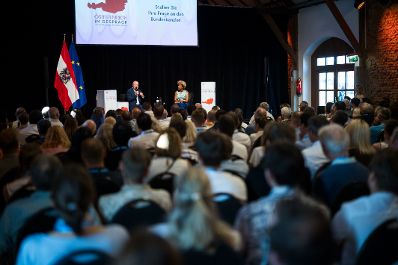 Am 4. August 2026 lud Bundeskanzler Christian Stocker (l.) zur Veranstaltung "&Ouml;sterreich im Gespr&auml;ch" in Graz. Im Bild mit Moderatorin Arabella Kiesbauer (r.).