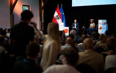 Am 4. August 2026 lud Bundeskanzler Christian Stocker (l.) zur Veranstaltung "&Ouml;sterreich im Gespr&auml;ch" in Graz. Im Bild mit Moderatorin Arabella Kiesbauer (r.).