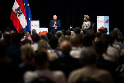 Am 4. August 2026 lud Bundeskanzler Christian Stocker (l.) zur Veranstaltung "&Ouml;sterreich im Gespr&auml;ch" in Graz. Im Bild mit Moderatorin Arabella Kiesbauer (r.).