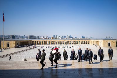 Am 10. August 2026 reiste Bundeskanzler Christian Stocker (m.r.) zu einem Arbeitsbesuch nach Ankara. Im Bild bei der Kranzniederlegung im Rahmen des Staatszeremoniells beim Nationaldenkmal Anıtkabir.