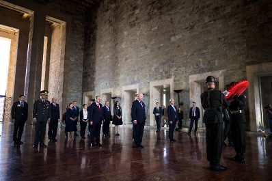 Am 10. August 2026 reiste Bundeskanzler Christian Stocker (m.) zu einem Arbeitsbesuch nach Ankara. Im Bild bei der Kranzniederlegung im Rahmen des Staatszeremoniells beim Nationaldenkmal Anıtkabir.