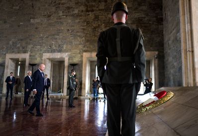 Am 10. August 2026 reiste Bundeskanzler Christian Stocker (3.v.l.) zu einem Arbeitsbesuch nach Ankara. Im Bild bei der Kranzniederlegung im Rahmen des Staatszeremoniells beim Nationaldenkmal Anıtkabir.