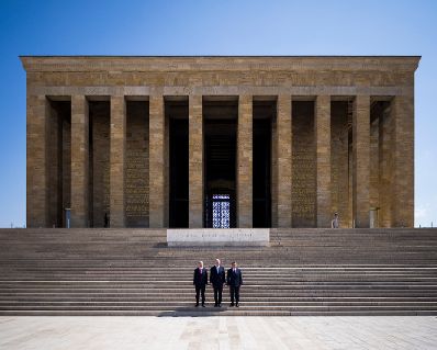 Am 10. August 2026 reiste Bundeskanzler Christian Stocker (m.) zu einem Arbeitsbesuch nach Ankara. Im Bild bei der Kranzniederlegung im Rahmen des Staatszeremoniells beim Nationaldenkmal Anıtkabir.