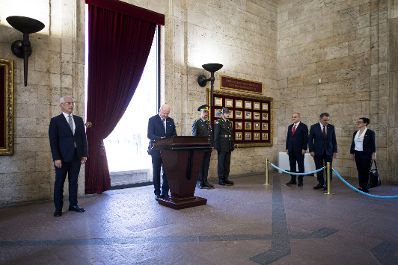 Am 10. August 2026 reiste Bundeskanzler Christian Stocker (2.v.l.) zu einem Arbeitsbesuch nach Ankara. Im Bild beim eintragen ins Ehrenbuch von Anıtkabir.