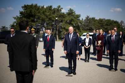 Am 10. August 2026 reiste Bundeskanzler Christian Stocker (m.) zu einem Arbeitsbesuch nach Ankara. Im Bild bei der Kranzniederlegung im Rahmen des Staatszeremoniells beim Nationaldenkmal Anıtkabir.