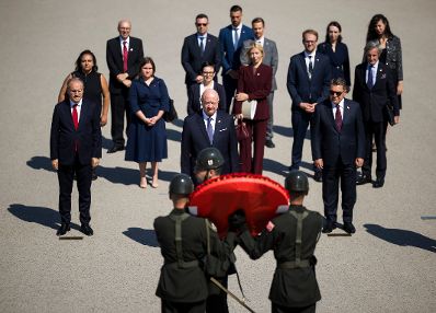 Am 10. August 2026 reiste Bundeskanzler Christian Stocker (m.) zu einem Arbeitsbesuch nach Ankara. Im Bild bei der Kranzniederlegung im Rahmen des Staatszeremoniells beim Nationaldenkmal Anıtkabir.