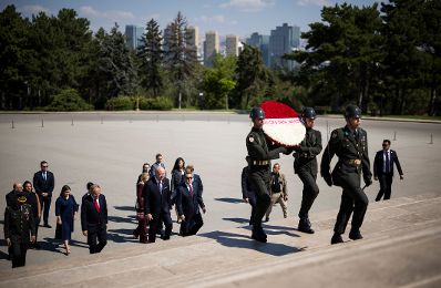 Am 10. August 2026 reiste Bundeskanzler Christian Stocker (m.l.) zu einem Arbeitsbesuch nach Ankara. Im Bild bei der Kranzniederlegung im Rahmen des Staatszeremoniells beim Nationaldenkmal Anıtkabir.