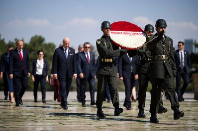 Am 10. August 2026 reiste Bundeskanzler Christian Stocker (3.v.l.) zu einem Arbeitsbesuch nach Ankara. Im Bild bei der Kranzniederlegung im Rahmen des Staatszeremoniells beim Nationaldenkmal Anıtkabir.