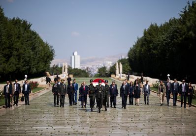 Am 10. August 2026 reiste Bundeskanzler Christian Stocker zu einem Arbeitsbesuch nach Ankara. Im Bild bei der Kranzniederlegung im Rahmen des Staatszeremoniells beim Nationaldenkmal Anıtkabir.