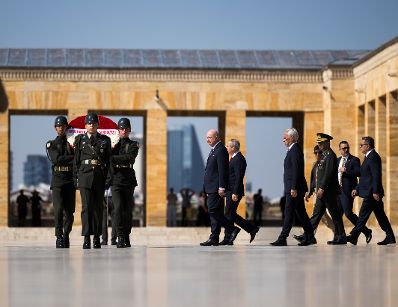 Am 10. August 2026 reiste Bundeskanzler Christian Stocker (m.) zu einem Arbeitsbesuch nach Ankara. Im Bild bei der Kranzniederlegung im Rahmen des Staatszeremoniells beim Nationaldenkmal Anıtkabir.