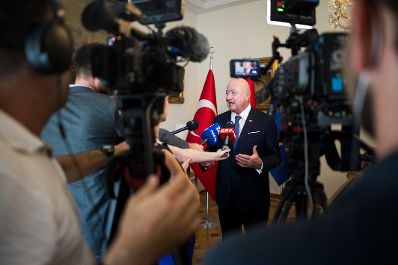 Am 10. August 2026 reiste Bundeskanzler Christian Stocker (im Bild) zu einem Arbeitsbesuch nach Ankara. Im Bild beim Hintergrundgespr&auml;ch.