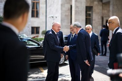 Am 10. August 2026 reiste Bundeskanzler Christian Stocker (2.v.l.) zu einem Arbeitsbesuch nach Ankara. Im Bild mit Numan Kurtulmuş (3.v.r.) dem Parlamentspr&auml;sidenten der Gro&szlig;en Nationalversammlung der T&uuml;rkei.