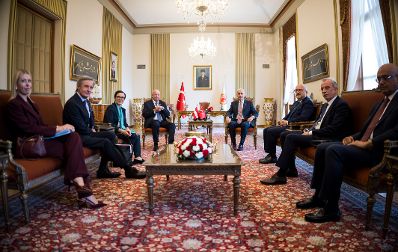 Am 10. August 2026 reiste Bundeskanzler Christian Stocker (4.v.l.) zu einem Arbeitsbesuch nach Ankara. Im Bild mit Numan Kurtulmuş (4.v.r.) dem Parlamentspr&auml;sidenten der Gro&szlig;en Nationalversammlung der T&uuml;rkei.