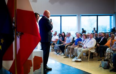 Am 11. August 2026 lud Bundeskanzler Christian Stocker (2.v.l.) zur Veranstaltung "&Ouml;sterreich im Gespr&auml;ch" in Villach. Im Bild mit Moderatorin Vera Russwurm (l.).