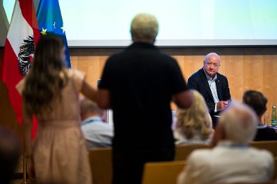 Am 11. August 2026 lud Bundeskanzler Christian Stocker (im Bild) zur Veranstaltung "&Ouml;sterreich im Gespr&auml;ch" in Villach.