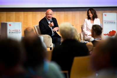 Am 11. August 2026 lud Bundeskanzler Christian Stocker (l.) zur Veranstaltung "&Ouml;sterreich im Gespr&auml;ch" in Villach. Im Bild mit Moderatorin Vera Russwurm (r.).