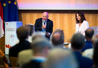 Am 11. August 2026 lud Bundeskanzler Christian Stocker (l.) zur Veranstaltung "&Ouml;sterreich im Gespr&auml;ch" in Villach. Im Bild mit Moderatorin Vera Russwurm (r.).