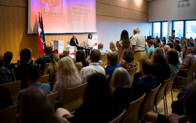 Am 11. August 2026 lud Bundeskanzler Christian Stocker (m.l.) zur Veranstaltung "&Ouml;sterreich im Gespr&auml;ch" in Villach. Im Bild mit Moderatorin Vera Russwurm (m.r.).