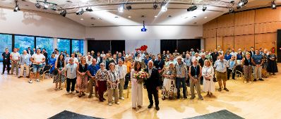 Am 11. August 2026 lud Bundeskanzler Christian Stocker (m.r.) zur Veranstaltung "&Ouml;sterreich im Gespr&auml;ch" in Villach. Im Bild mit Moderatorin Vera Russwurm (m.l.).