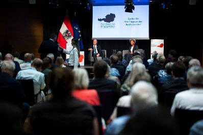 Am 21. August 2026 lud Bundeskanzler Christian Stocker (l.) zur Veranstaltung "&Ouml;sterreich im Gespr&auml;ch" in Eisenstadt.