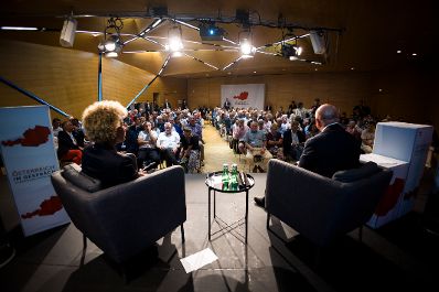 Am 21. August 2026 lud Bundeskanzler Christian Stocker (r.) zur Veranstaltung "&Ouml;sterreich im Gespr&auml;ch" in Eisenstadt.