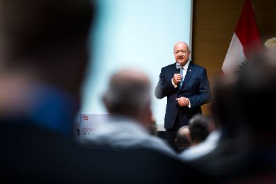 Am 25. August 2026 lud Bundeskanzler Christian Stocker (im Bild) zur Veranstaltung "&Ouml;sterreich im Gespr&auml;ch" in Linz.