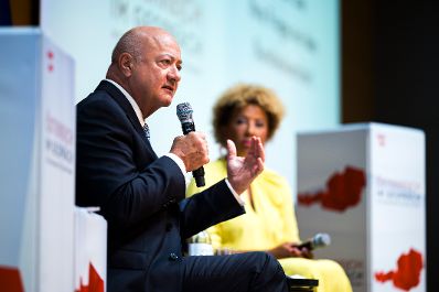 Am 25. August 2026 lud Bundeskanzler Christian Stocker (l.) zur Veranstaltung "&Ouml;sterreich im Gespr&auml;ch" in Linz.