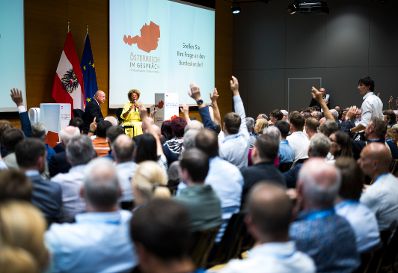 Am 25. August 2026 lud Bundeskanzler Christian Stocker zur Veranstaltung "&Ouml;sterreich im Gespr&auml;ch" in Linz.