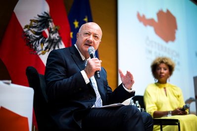 Am 25. August 2026 lud Bundeskanzler Christian Stocker (l.) zur Veranstaltung "&Ouml;sterreich im Gespr&auml;ch" in Linz.