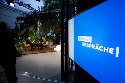 Am 31. August 2026 war Bundeskanzler Christian Stocker (l.) zu Gast beim ORF-Sommergespr&auml;ch. Im Bild mit Moderatorin Simone Stribl (r.).