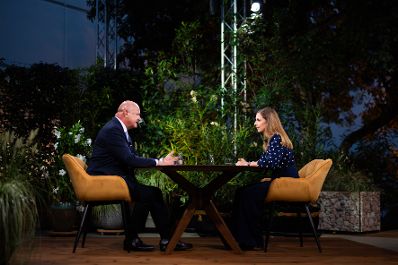 Am 31. August 2026 war Bundeskanzler Christian Stocker (l.) zu Gast beim ORF-Sommergespr&auml;ch. Im Bild mit Moderatorin Simone Stribl (r.).