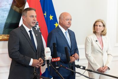 Am 9. September 2026 nahmen Bundeskanzler Christian Stocker (m.), Vizekanzler Andreas Babler (l.) und Bundesministerin Beate Meinl-Reisinger (r.) am Doorstep vor dem Ministerrat teil.