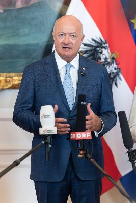 Am 9. September 2026 nahmen Bundeskanzler Christian Stocker (im Bild), Vizekanzler Andreas Babler und Bundesministerin Beate Meinl-Reisinger am Doorstep vor dem Ministerrat teil.