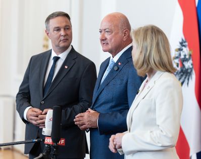 Am 9. September 2026 nahmen Bundeskanzler Christian Stocker (m.), Vizekanzler Andreas Babler (l.) und Bundesministerin Beate Meinl-Reisinger (r.) am Doorstep vor dem Ministerrat teil.