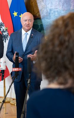 Am 9. September 2026 nahmen Bundeskanzler Christian Stocker (im Bild), Vizekanzler Andreas Babler und Bundesministerin Beate Meinl-Reisinger am Doorstep vor dem Ministerrat teil.