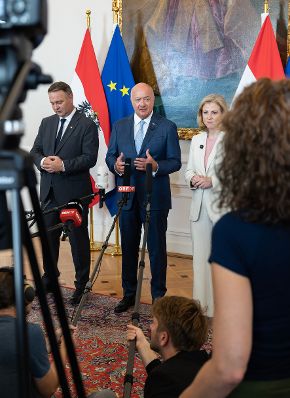 Am 9. September 2026 nahmen Bundeskanzler Christian Stocker (m.), Vizekanzler Andreas Babler (l.) und Bundesministerin Beate Meinl-Reisinger (r.) am Doorstep vor dem Ministerrat teil.
