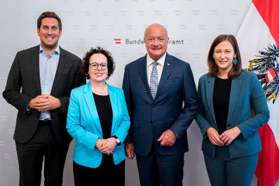 Am 10. September 2026 empfing Bundeskanzler Christian Stocker (3.v.l.) Bundesratspr&auml;sidentin Christine Schwarz-Fuchs (2.v.l.) zu einem Arbeitsgespr&auml;ch. Im Bild mit Bundesministerin Claudia Bauer (r.) und Staatssekret&auml;r Alexander Pr&ouml;ll (l.).